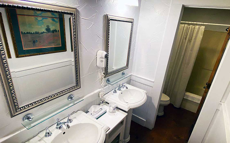 grand gahuti private bathroom with 2 pedestal sinks