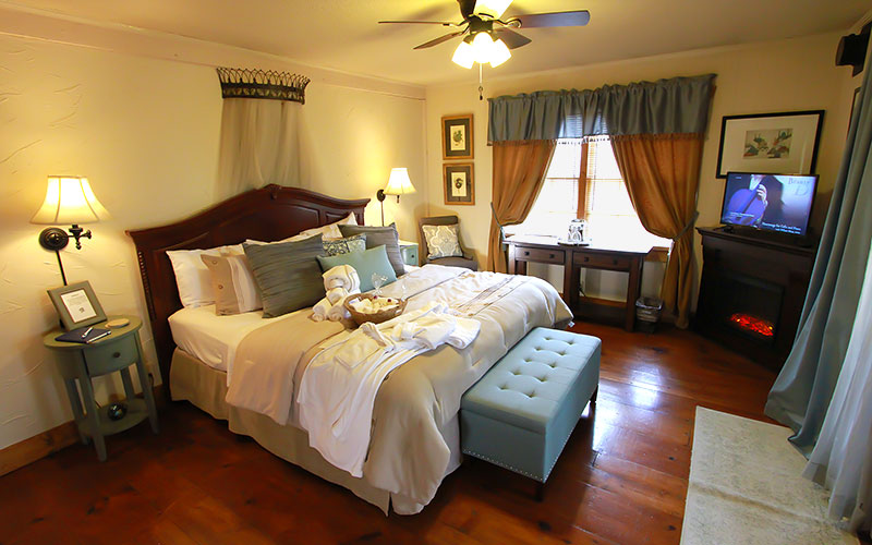 moon eye room at the overlook inn in north georgia